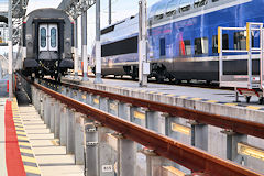 Wagon Corail et rame TGV au Technicentre SNCF de Bordeaux | Photo Bernard Tocheport