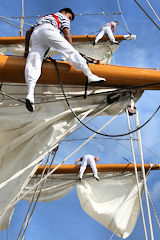Marins du Cuauhtemoc grimpant sur les vergues à Bordeaux | Photo Bernard Tocheport