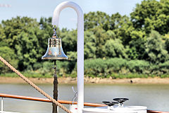 Cloche sur le pont du Dar Mlodziezy trois mâts de Pologne à Bordeaux | Photo Bernard Tocheport