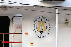 Logo de l'Université Maritime de Gdynia en Pologne sur le Dar Mlodziezy | Photo Bernard Tocheport