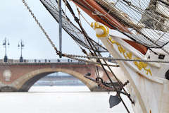 Bordeaux proue de l’Étoile devant le pont de pierre | Photo Bernard Tocheport