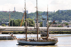 Kaskelot approchant du pont Chaban Delmas à Bordeaux | Photo Bernard Tocheport