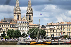 Le Renard devant Saint Louis des Chartrons à Bordeaux | Photo Bernard Tocheport