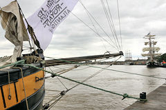 Le Renard au ponton de Bordeaux face au Belem et au Kruzenshtern | Photo Bernard Tocheport