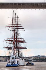 Bordeaux encadré par 2 remorquers le Sedov sous le pont Chaban Delmas | Photo Bernard Tocheport