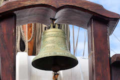 Cloche du 3 mâts Shtandart et référence à l'année 1703 | Photo Bernard Tocheport