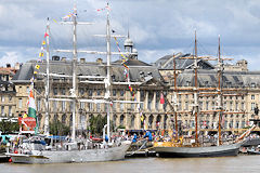 Le Tarangini et le Morgenster devant la façade des quais de Bordeaux | Photo Bernard Tocheport