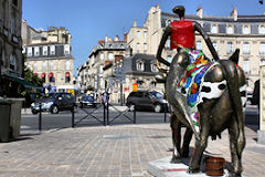 Cow Parade de Bordeaux : une Jolie Fleur dans une peau d'vache, allées de Tourny