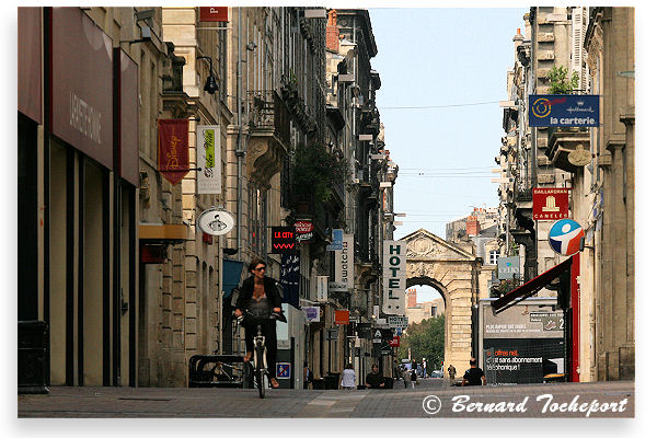 Bordeaux la rue et la Porte Dijeaux | Photo 33-bordeaux.com